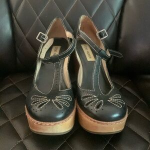 Steve Madden Review Wedge Size 7 1/2 T-Strap with cutout detail